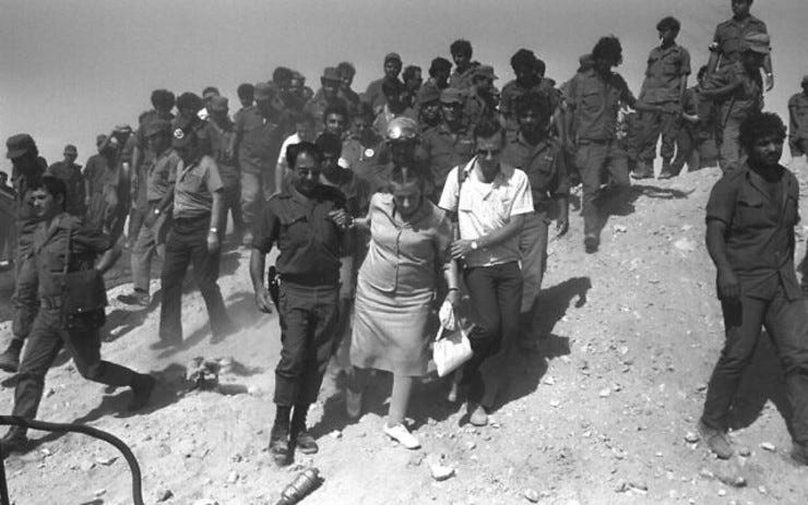 Ministerpräsidentin Golda Meir beim Besuch eines Kommandopostens in der Wüste Sinai während des Jom-Kippur-Krieges 1973. (Foto: Yitzhak Segev/GPO)