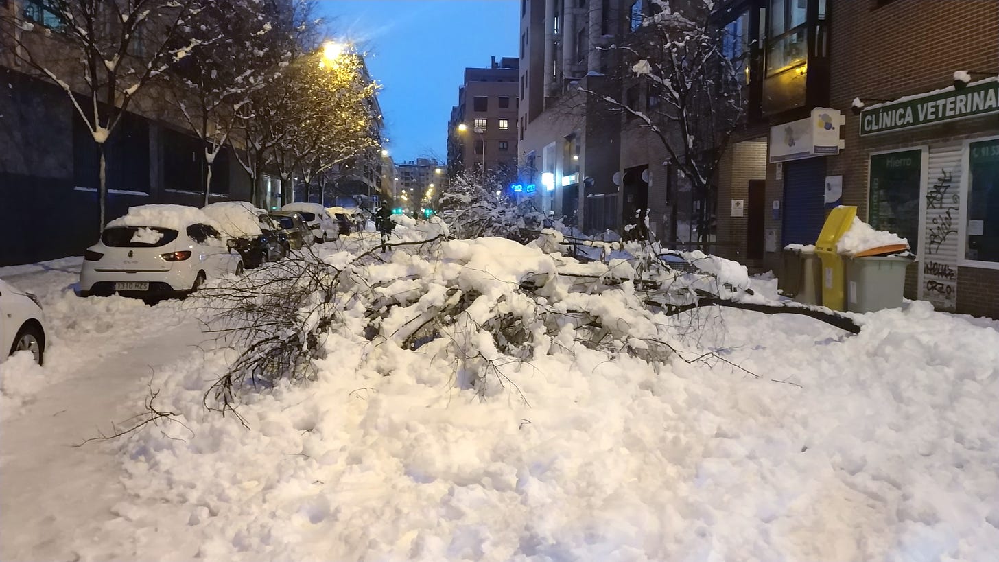File:9 enero 2021, gran nevada en Madrid por la tormerta Filomena, calle  Hierro.jpg - Wikimedia Commons