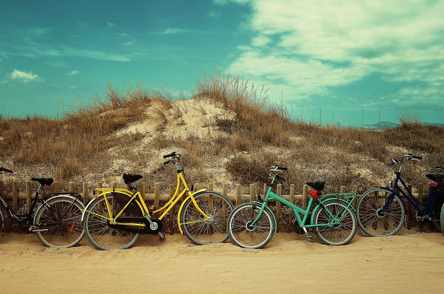 Des velos gares a l'entree d'une plage