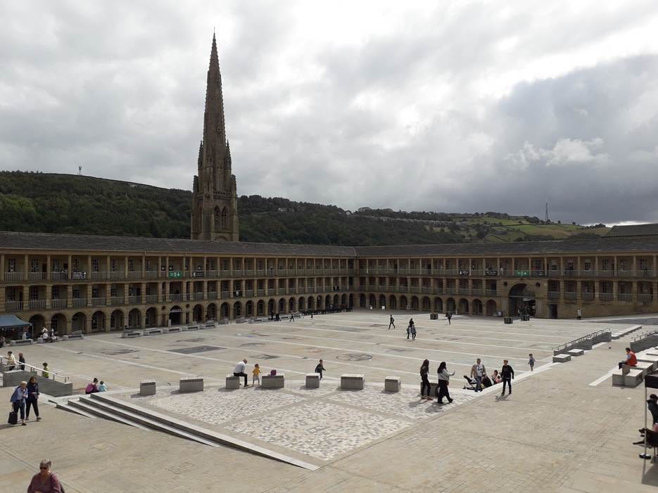 A large courtyard with a tall tower

AI-generated content may be incorrect.