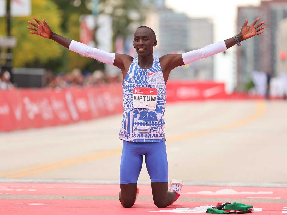 Kelvin Kiptum breaks a world record at the Chicago Marathon : NPR