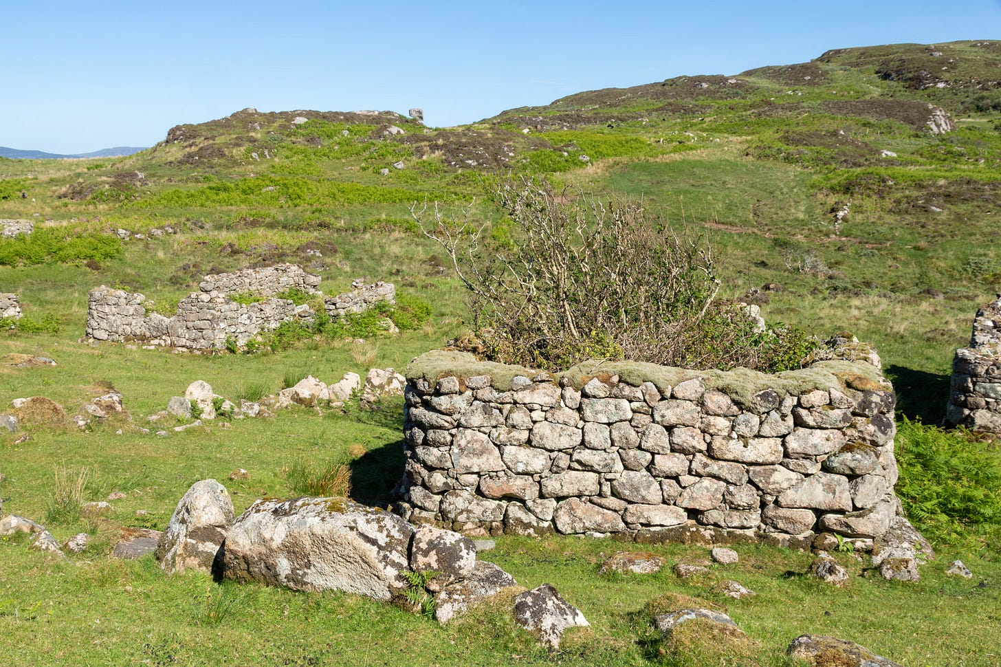 Ruins of round-cornered houses in Old Ardalanish © Felicity Martin