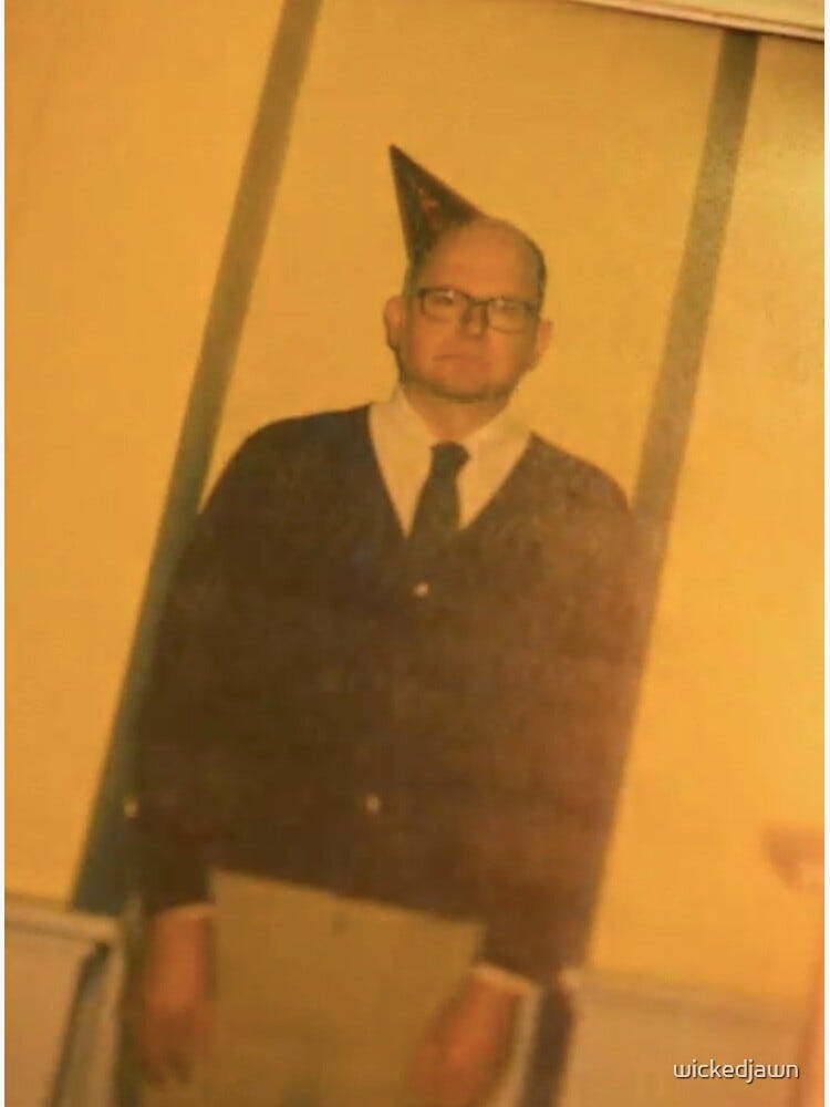 Señor calvo más olvidable de la historia con un jersey que ni la abuela más tradicional odiaría con el gorrito más hortera de cumpleaños posible sobre su cabeza.  Si no bastaba para lo horrible de la foto, parece una vieja polaroid un poco hipster