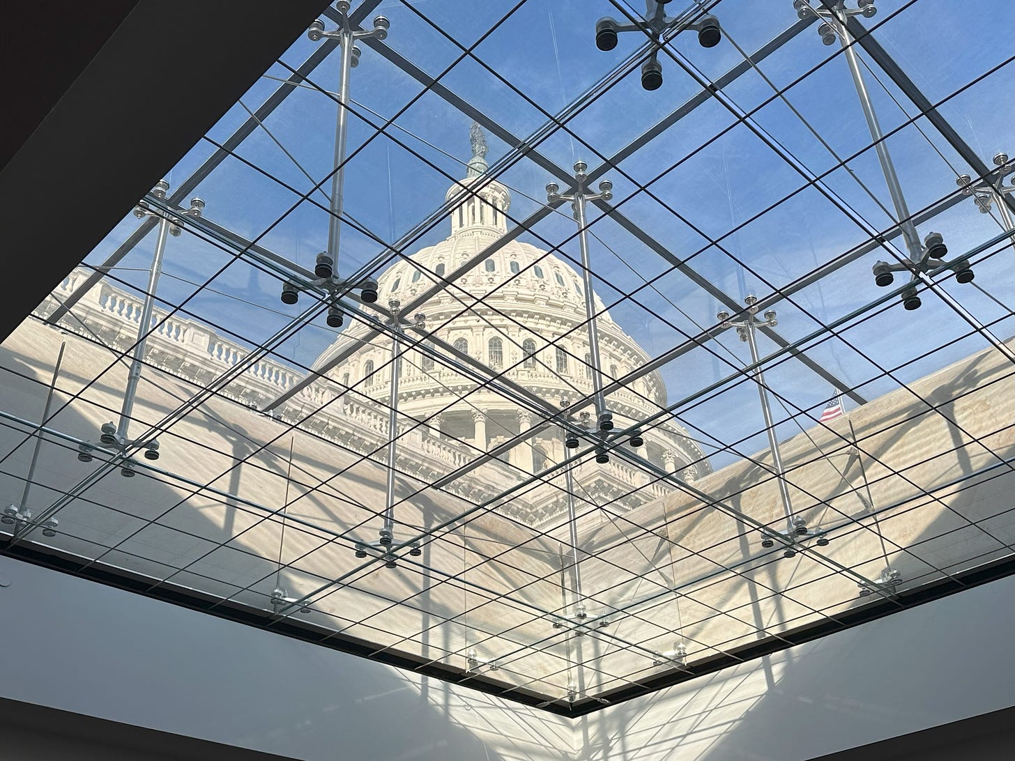Yhdysvaltain kongressitalon kupoli SCIF-tiloihin johtavan portaikon yläpäästä katsottuna. kuva: Matt Laslo