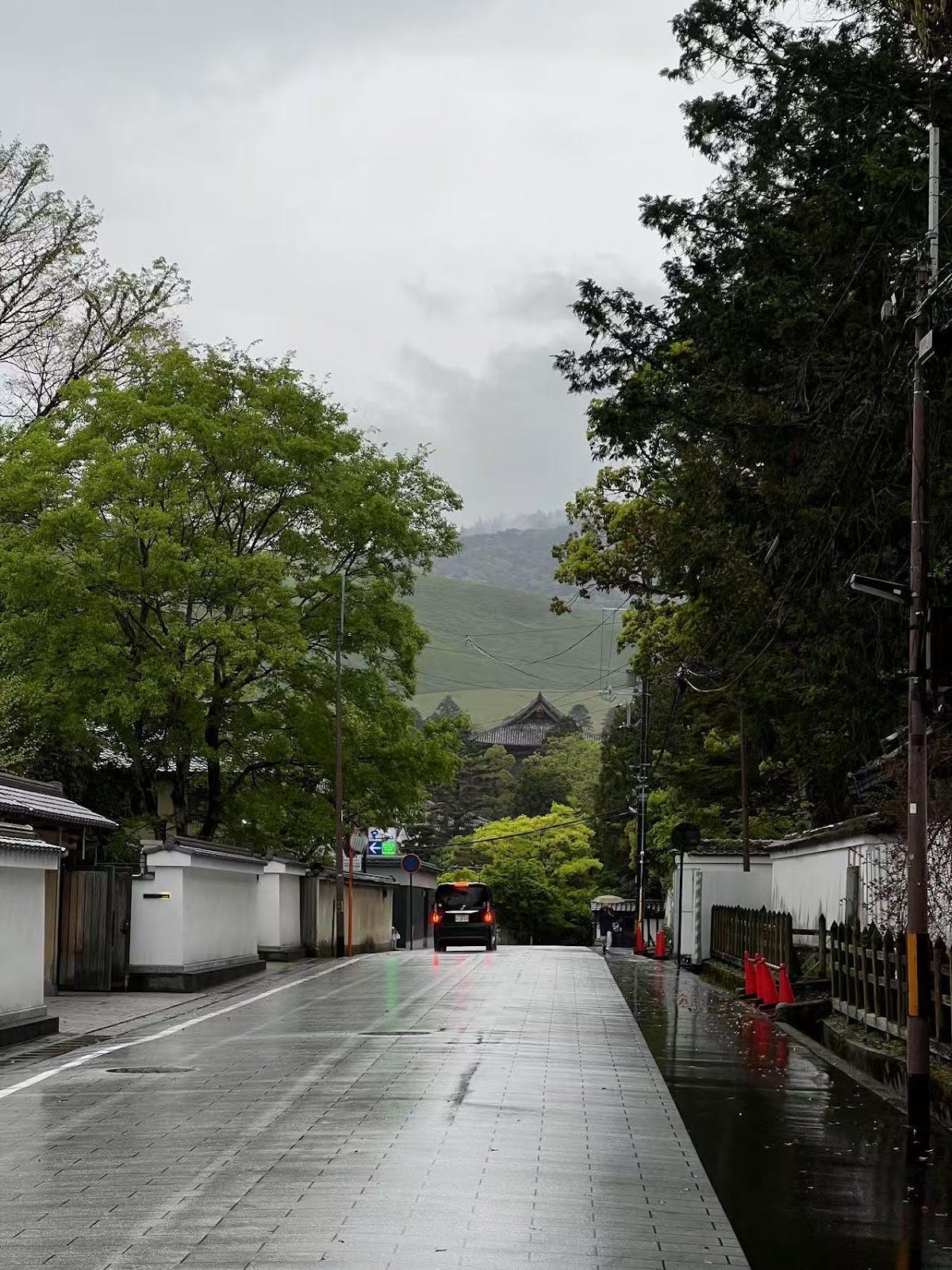街道边的轨道上行驶

AI 生成的内容可能不正确。