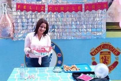 Inda Mariela Peñarrieta Tuarez, esposa del narco ecuatoriano alias Fito, en un cumpleaños en la cárcel en la que estaba su marido