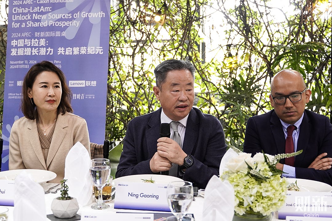 Ning Gaoning (center), former chairperson of Sinochem, and Caixin Media President Zhang Lihui (left) discuss China-Latin America economic and trade issues with Chinese and foreign entrepreneurs Wednesday at the APEC special session of the Caixin International Roundtable in Lima, Peru. Photo: Caixin