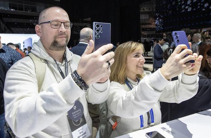 Visitors at an experience booth for Samsung Electronics' Galaxy S24 smartphones try out the company's new device at the SAP Center in San Jose, Calif., Jan. 17. Courtesy of Samsung Electronics