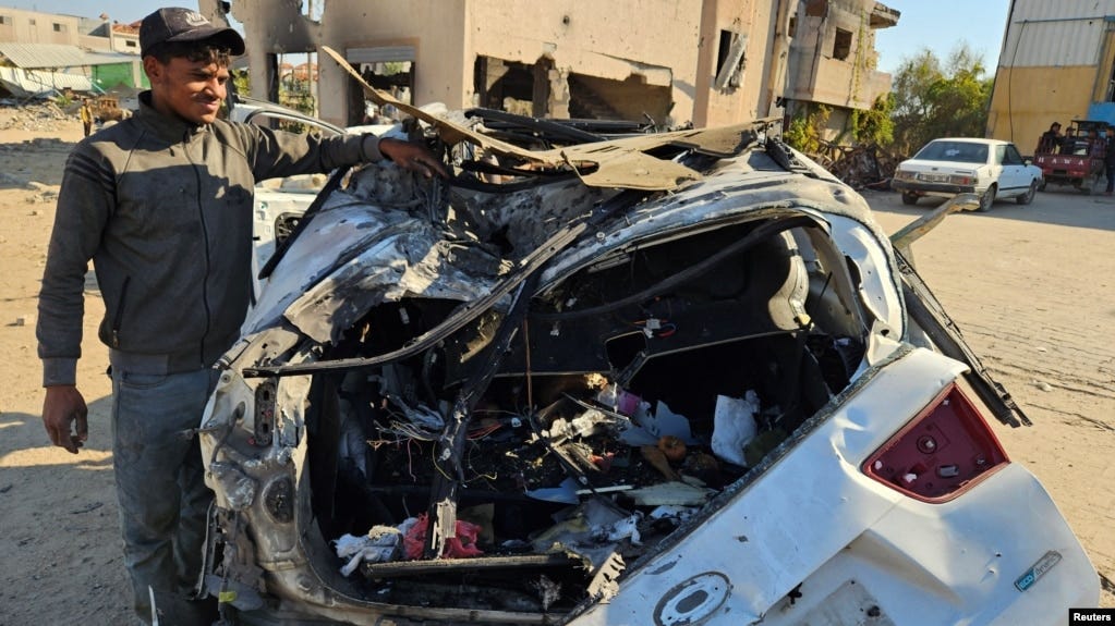 Un palestino inspecciona un vehículo en el que murieron empleados de World Central Kitchen (WCK) en un ataque israelí, en Khan Younis.