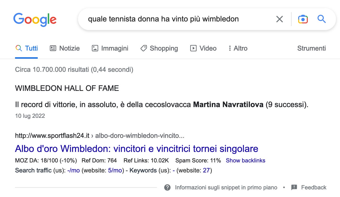 Schermata della SERP di Google per la query "quale tennista donna ha vinto più Wimbledon". Il primo risultato è del sito SportFlash e indica il nome di Martina Navratilova.