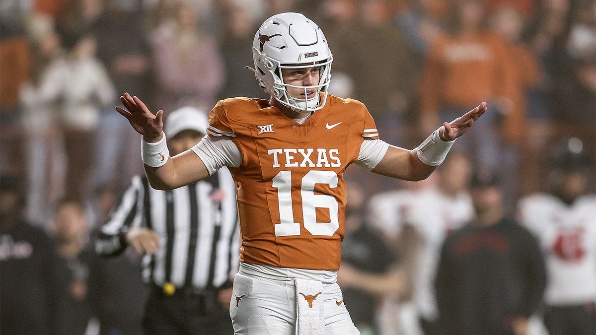 Arch Manning makes much-anticipated Texas debut against Red Raiders: 'Crowd  was buzzing' | Fox News