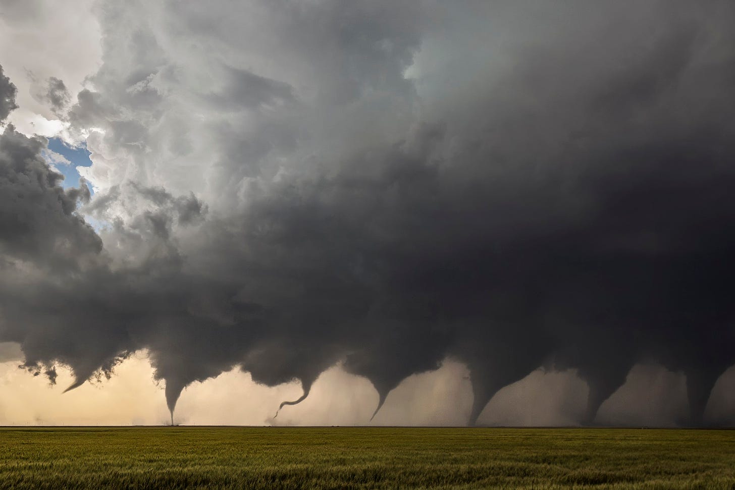 https://upload.wikimedia.org/wikipedia/commons/thumb/8/86/Evolution_of_a_Tornado.jpg/2560px-Evolution_of_a_Tornado.jpg