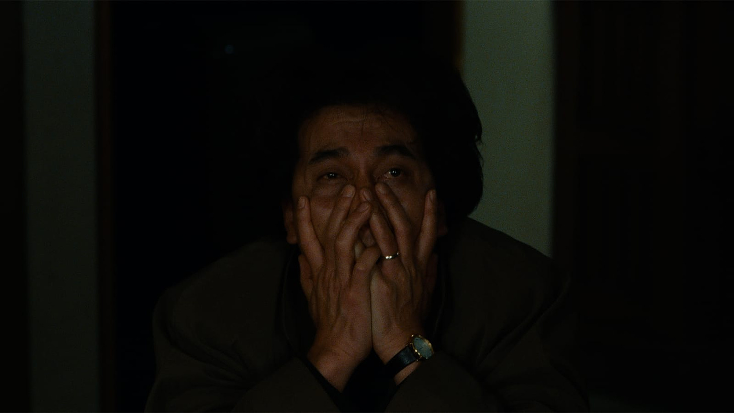Kôji Yakusho covers his face in Kurosawa's "Cure" (1997)