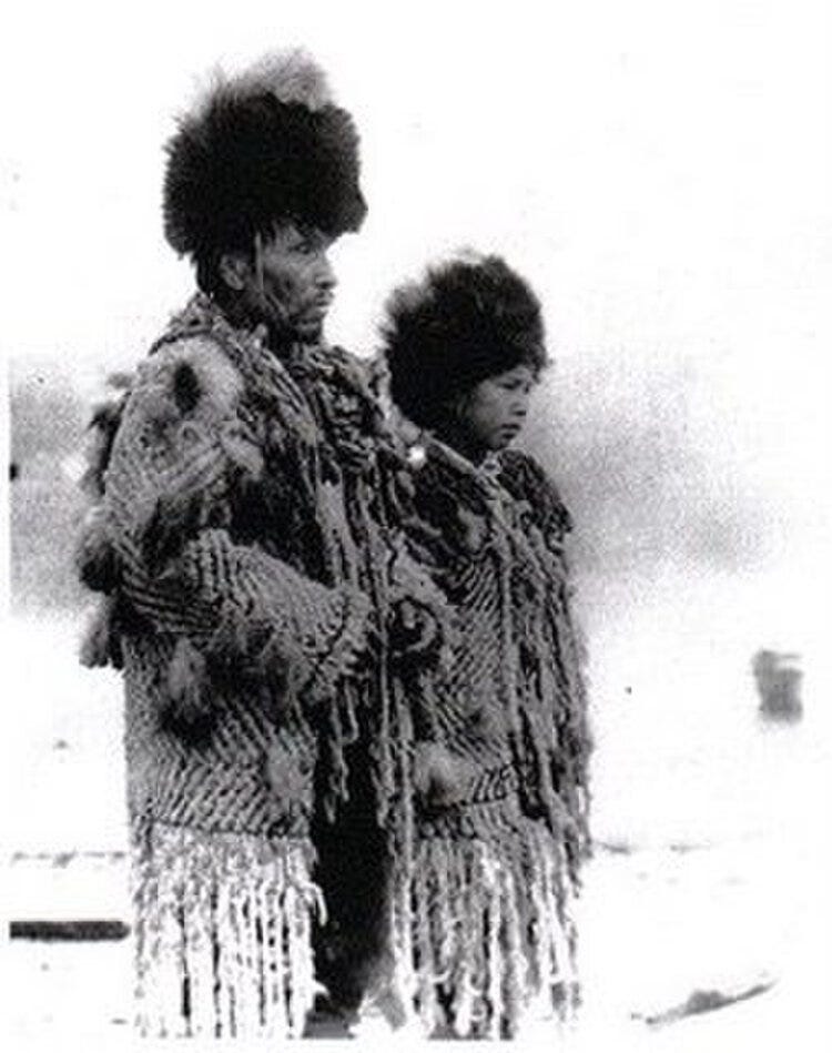 Image of Kwenáx̱tn-t Siy̓ám̓ (Chief Andrew) and his son Welwíltsut-t Siy̓ám̓ (Chief Alvie Andrew) circa 1913 at Sen̓áḵw.