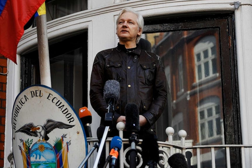 Julian Assange prononce un discours sur le balcon de l'ambassade d'Équateur à Londres.