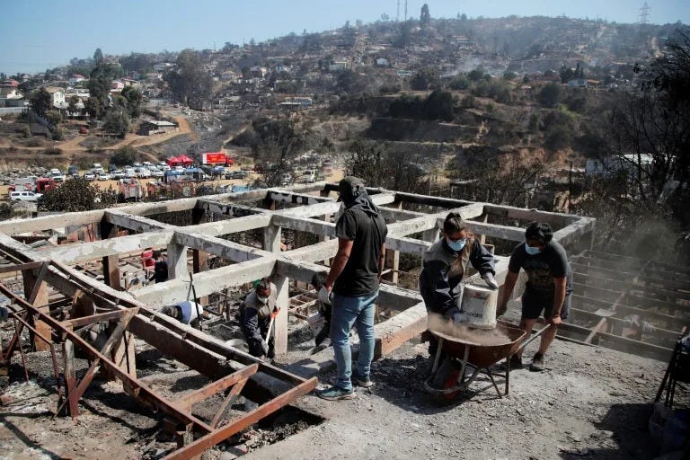 Residentes retiran escombros de casas en Villa Independencia (Chile) el 5 de febrero de 2024 (Javier TORRES)