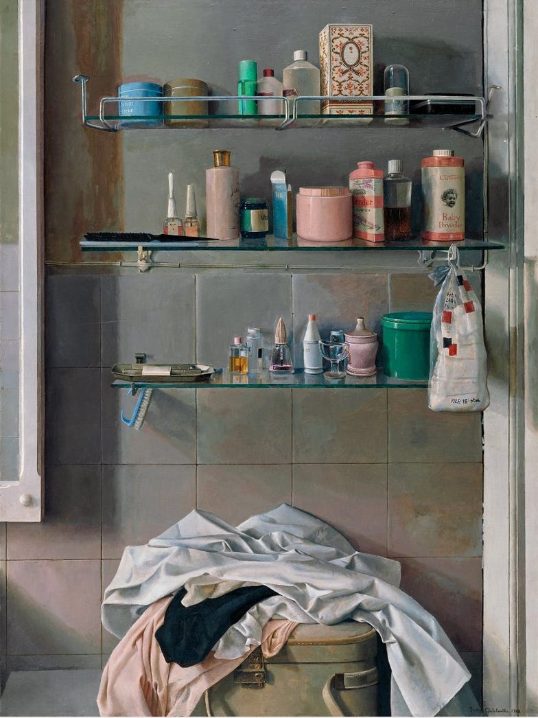Dipinto iperrealista che raffigura l’interno di un bagno. In primo piano si vede un cesto per la biancheria coperto da indumenti accatastati. Sopra al cesto c’è una mensola di vetro con flaconi, profumi, spazzole e altri oggetti da toilette. Altre due mensole metalliche occupano la parte superiore dell’immagine. Sul muro sono visibili piastrelle grigio chiaro.