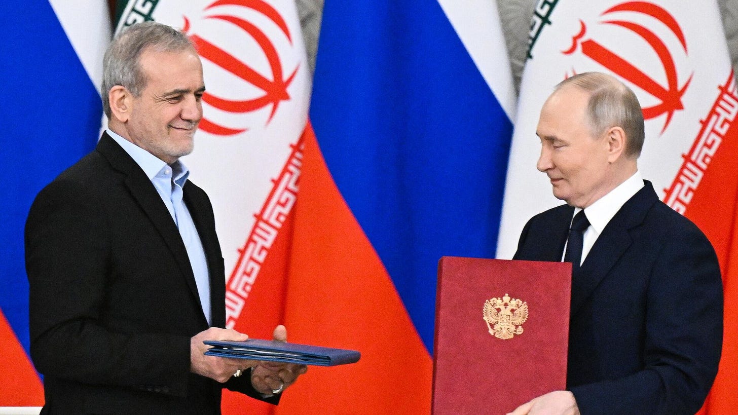 Russian President Vladimir Putin and Iranian President Masoud Pezeshkian during the signing of the agreement  - Sputnik International, 1920, 17.01.2025