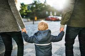 A rear view of small toddler boy with unrecognizable parents walking  outdoors in city, holding hands. photo – Rear view Image on Unsplash