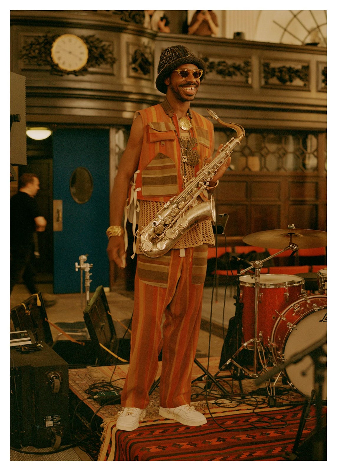 Ein Bild, das Musikinstrument, Musik, Saxofon, Kleidung enthält.

Automatisch generierte Beschreibung