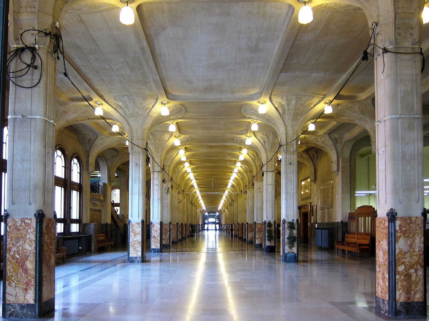 https://upload.wikimedia.org/wikipedia/commons/9/98/Lille_mairie_gd_hall.JPG