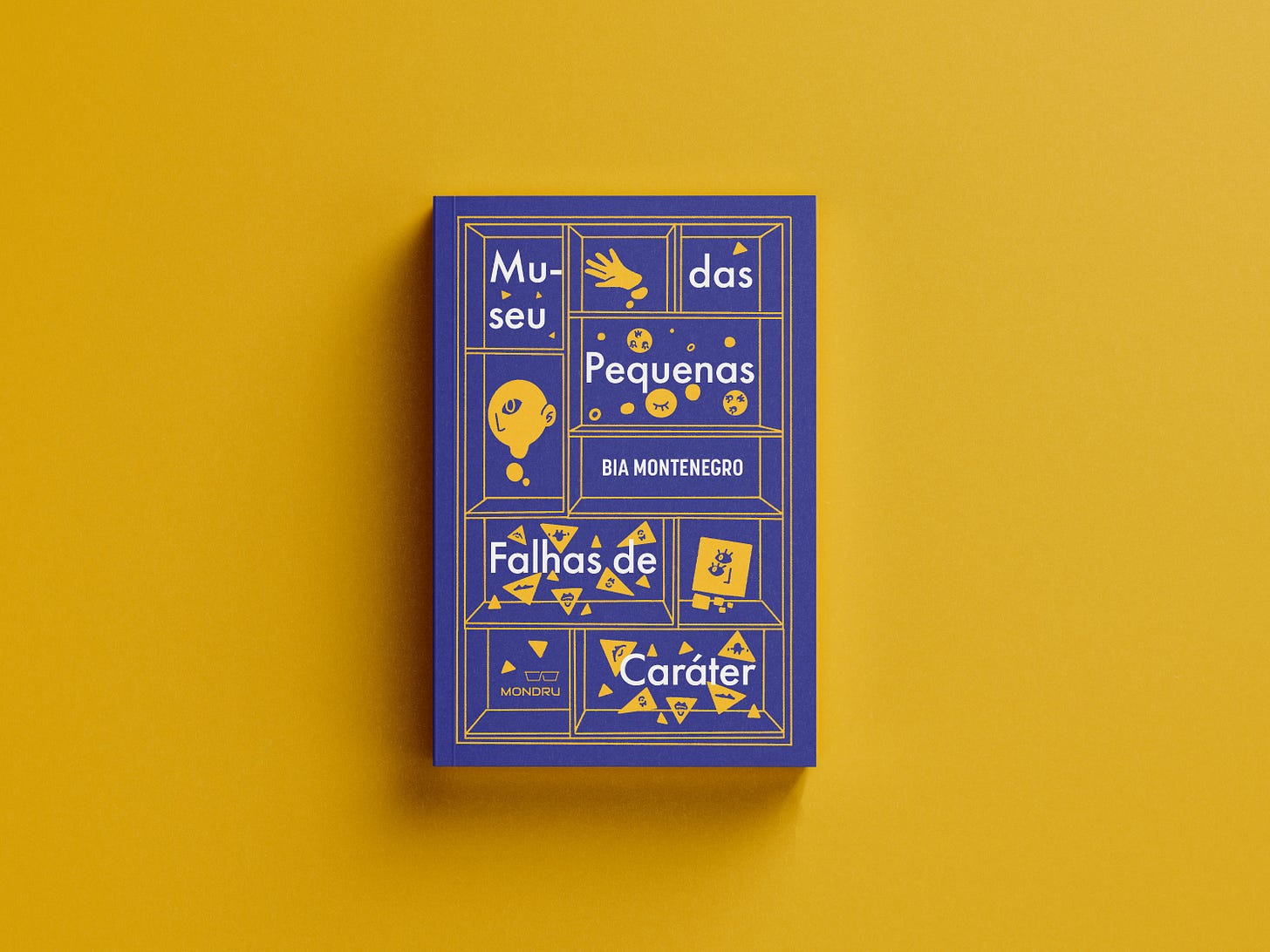 Livro "Museu das Pequenas Falhas de Caráter", por Bia Montenegro, pela editora Mondru. A capa é azul meio roxa, com uma ilustração de prateleiras similar a do conto ilustrado acima.
