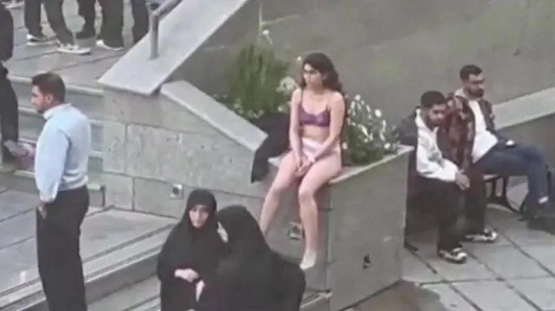 Imagen de una mujer en ropa interior sentada en las escalinatas de la Universidad Islámica Azad, en Irán.