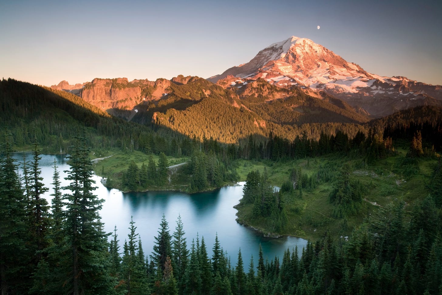 Travel guide to Washington's Mount Rainier National Park and Mount St.  Helens National Volcanic Monument