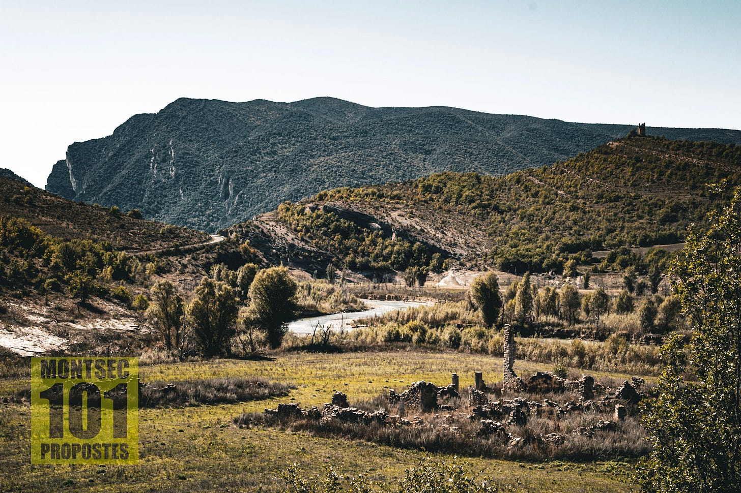 Ruïnes del gran mas de Mont-rebei, negat sota les aigües del pantà de Canelles. En temps de sequera apareixen de nou les seves restes. Sant Esteve de la Sarga, Montsec d’Ares. Pallars Jussà, Lleida, Catalunya.