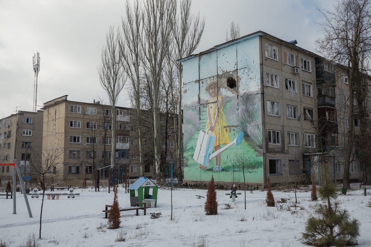 砲撃による穴が空いたアウディーイウカの集合住宅。2014年からドンバス紛争の前線地帯となってきたこの街も2024年2月にロシア軍の占領下に置かれた＝2023年2月、ウクライナ東部ドネツク州