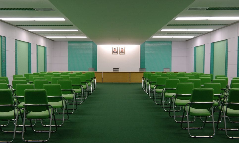 Sala konferencyjna w Korei Północnej (fot. Oliver Wainwright)