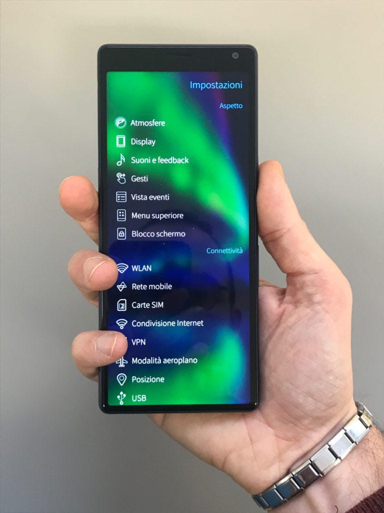 Xperia 10 in the hand, front Xperia 10 in the hand, front