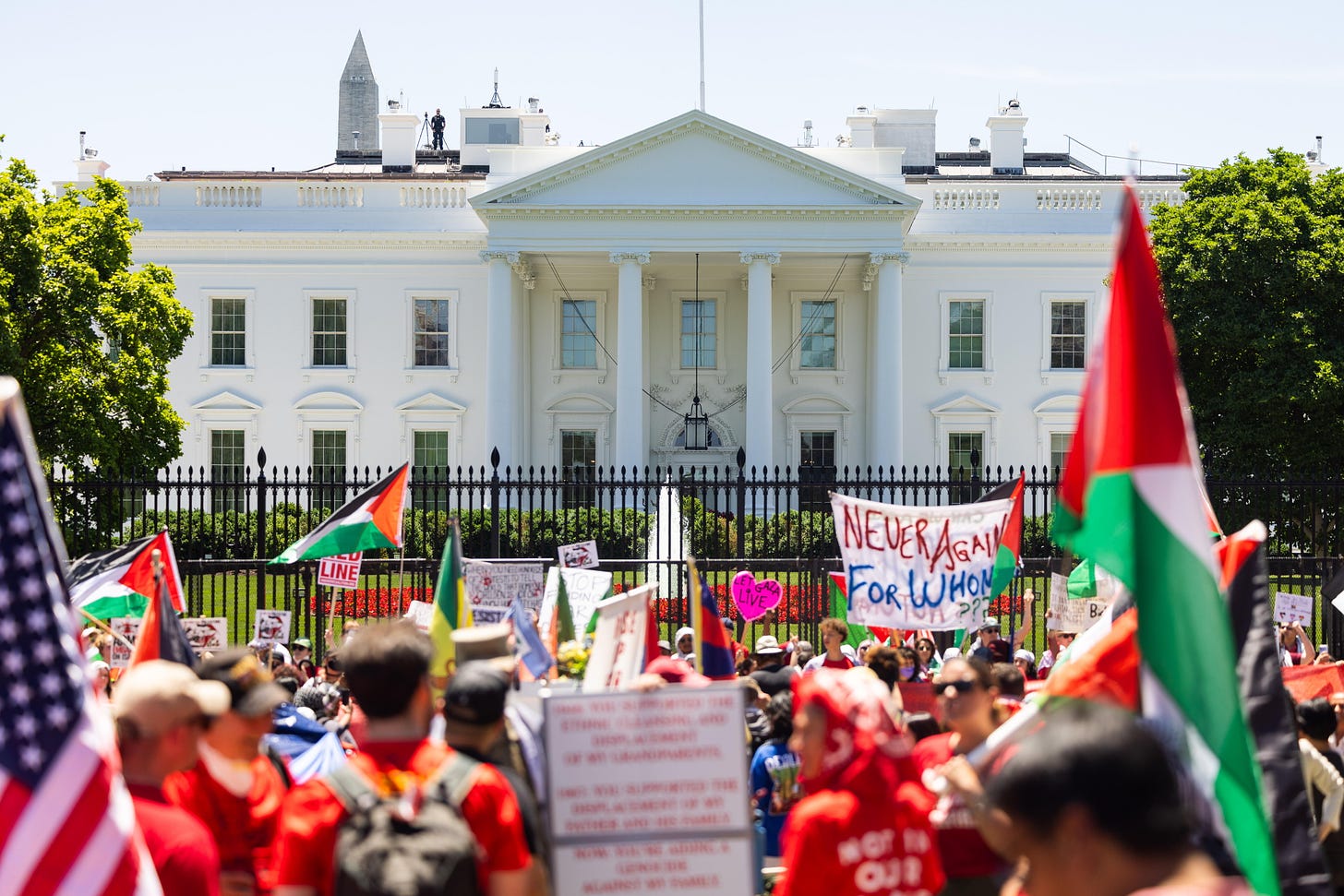Vista de personas que participan en una marcha propalestina, este 8 de junio de 2024, frente a la Casa Blanca, en Washington (EE.UU.). EFE/Jim Lo Scalzo