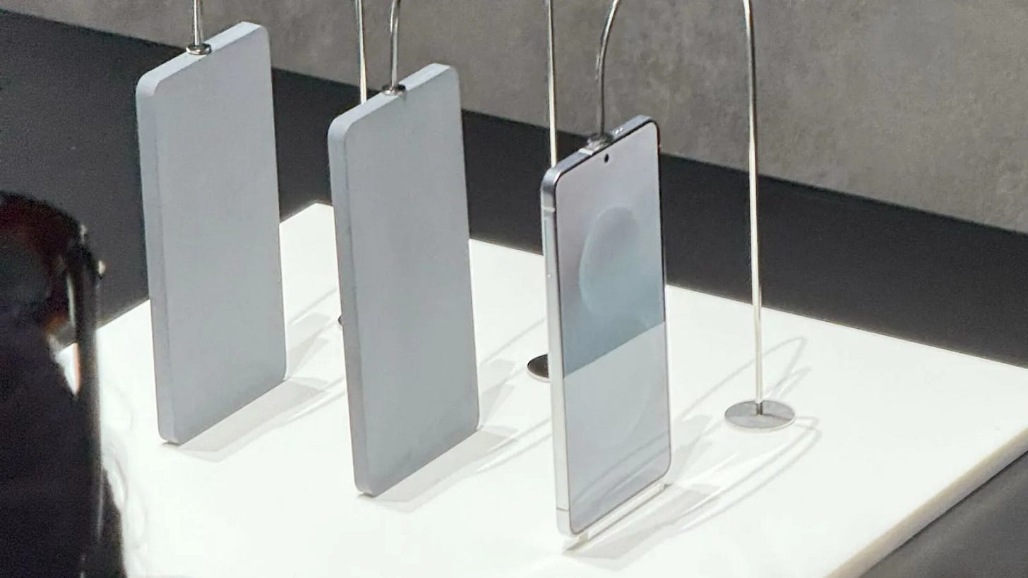 El de más a la derecha es el avance del diseño del Galaxy 25 Edge que Samsung ha mostrado hoy El de más a la derecha es el avance del diseño del Galaxy 25 Edge que Samsung ha mostrado hoy