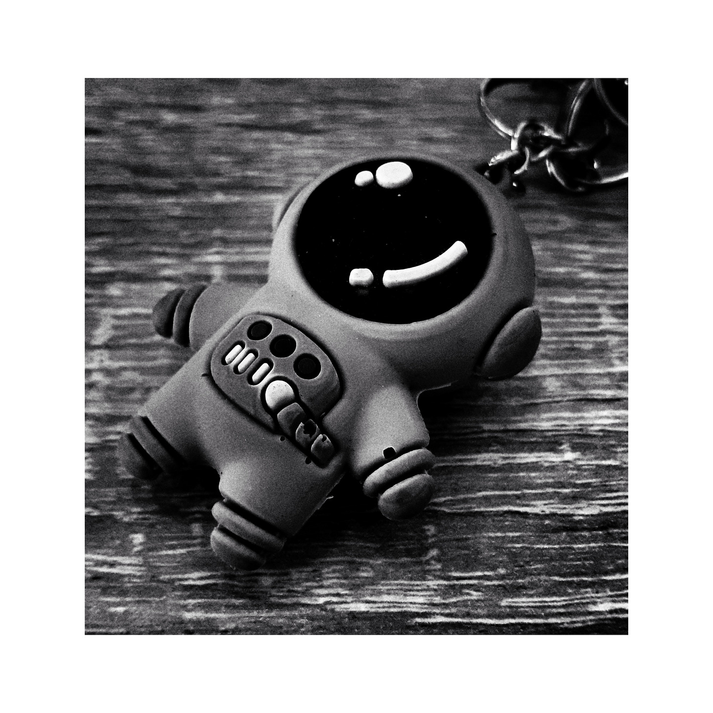 An image of a astronaut keyring placed on a table.