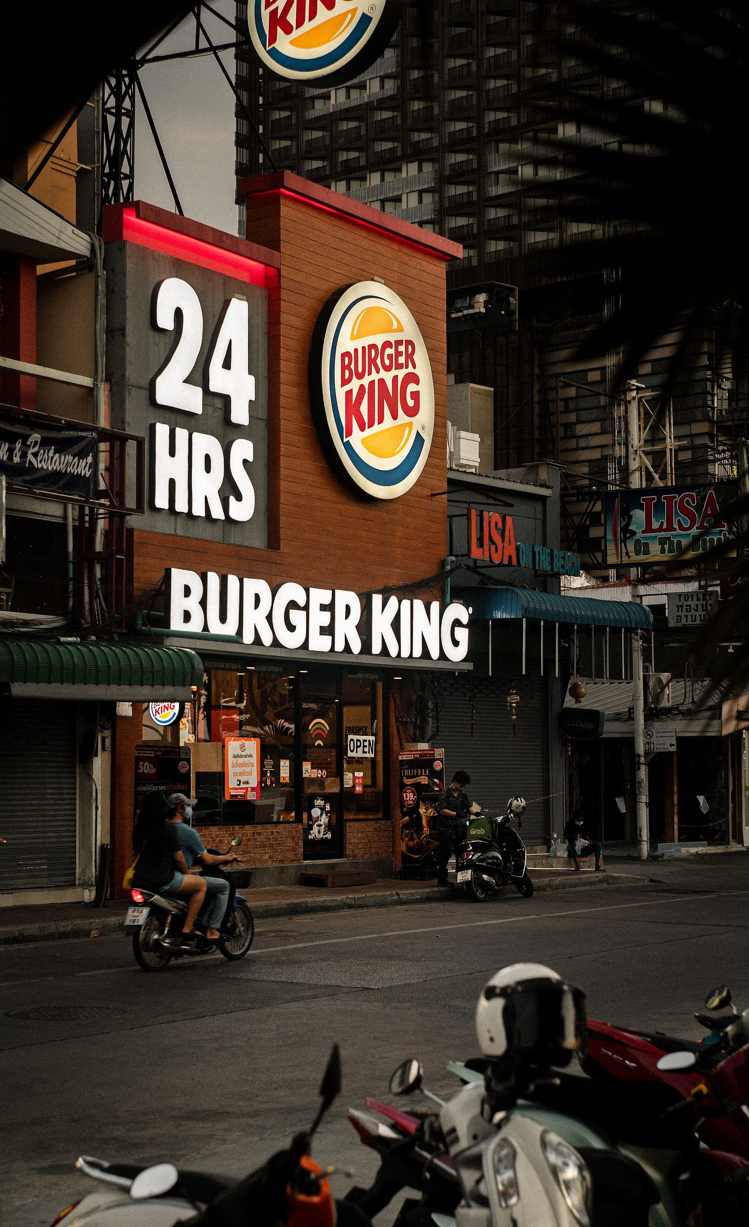 🍔👑Burger King Sued for Ads That Allegedly Exaggerate Size of Sandwiches