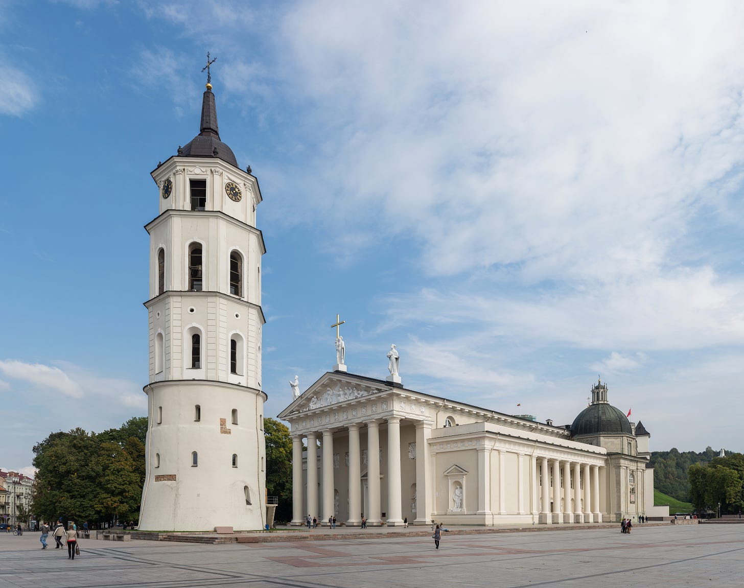 File:Vilnius Cathedral Exterior 2, Vilnius, Lithuania - Diliff.jpg -  Wikimedia Commons
