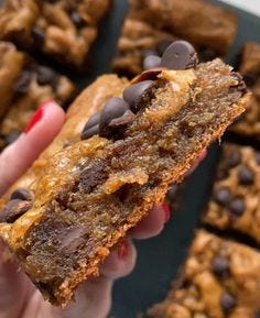 Flourless Peanut Butter Banana Chocolate Chip Bars (One Bowl) - Hungry Happens