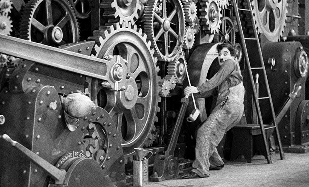 Chaplin foi um ator proeminente de sua época e que relatou em suas várias obras os impactos da revolução industrial na vida cotidiana.