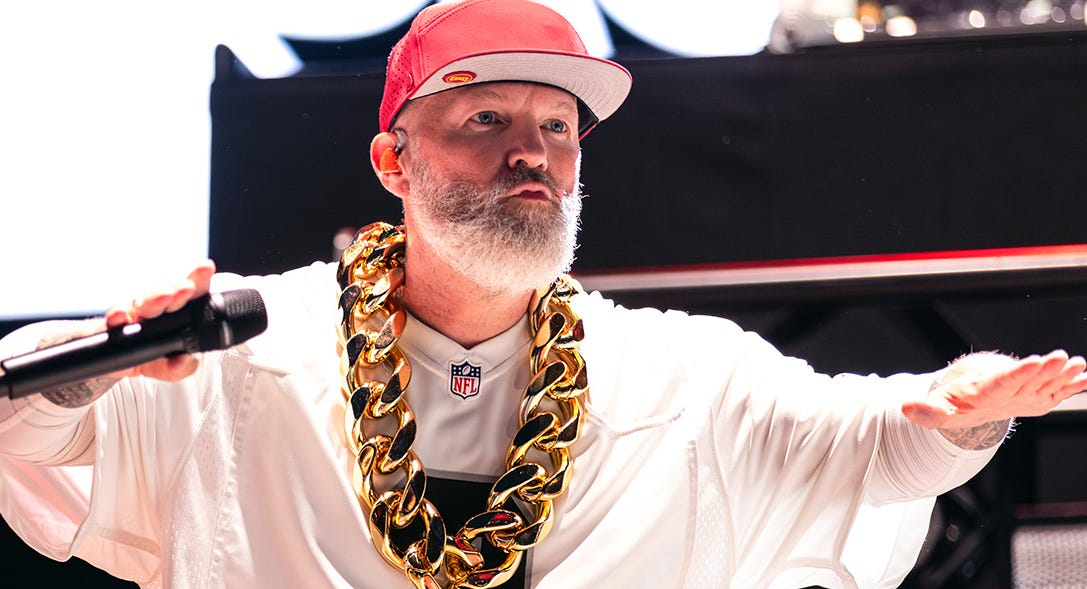 Fred Durst con un descomunal collar del Shein y una pose en plan "vamo a calmarno".