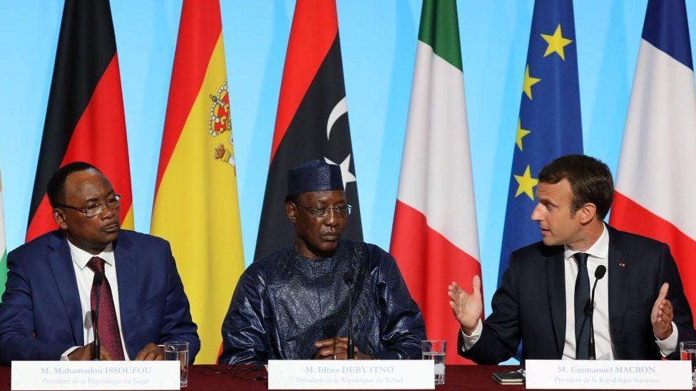 (L-R) Nigerien President Mahamadou Issoufou, Chadian President Idriss Deby and French Emmanuel Macron attend a meeting to discuss how to ease the European Union's migrant crisis, at the Elysee Palace in Paris, on August 28, 2017