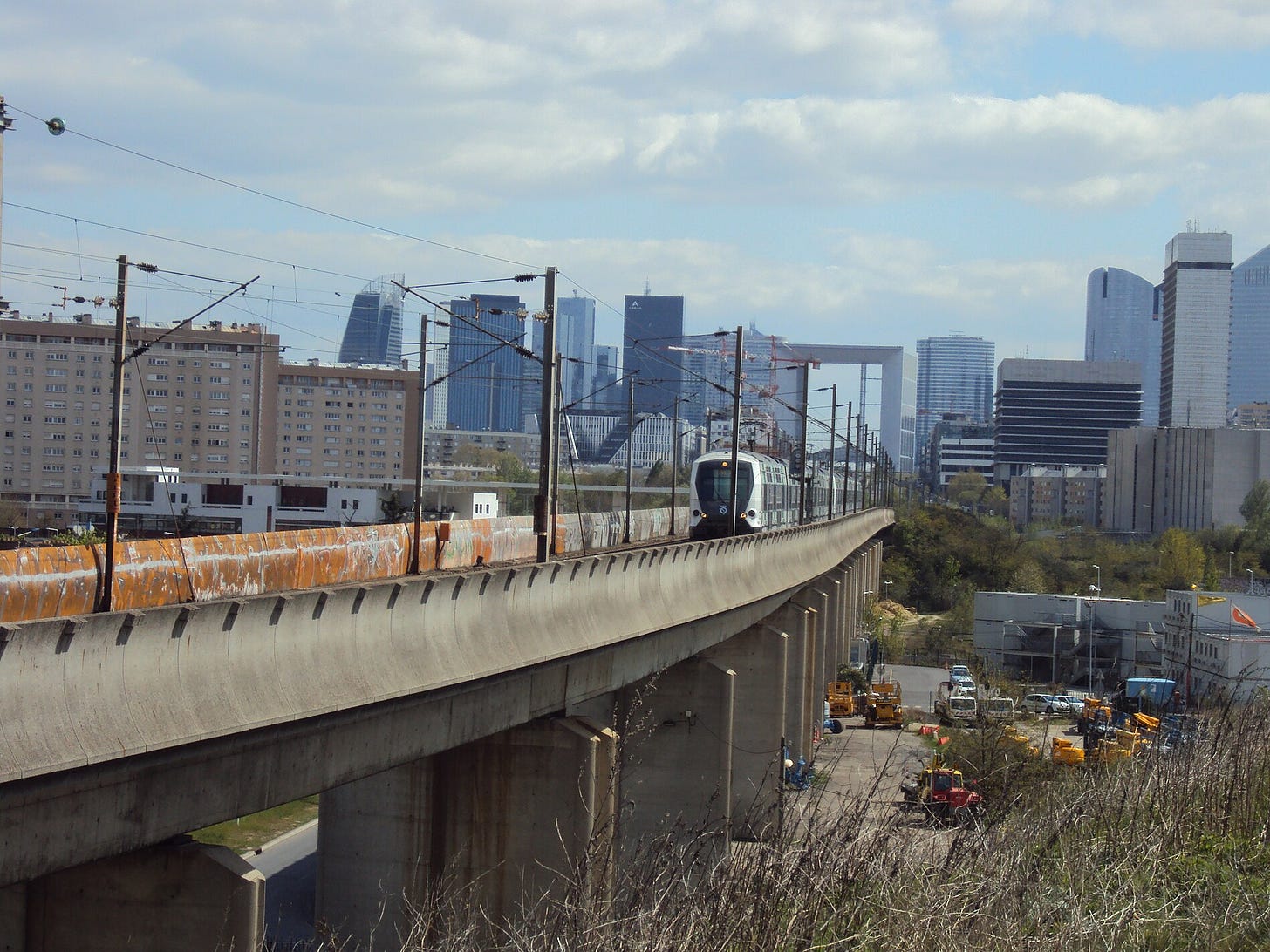 Un MI 09 vers la banlieue sur le viaduc de Nanterre.