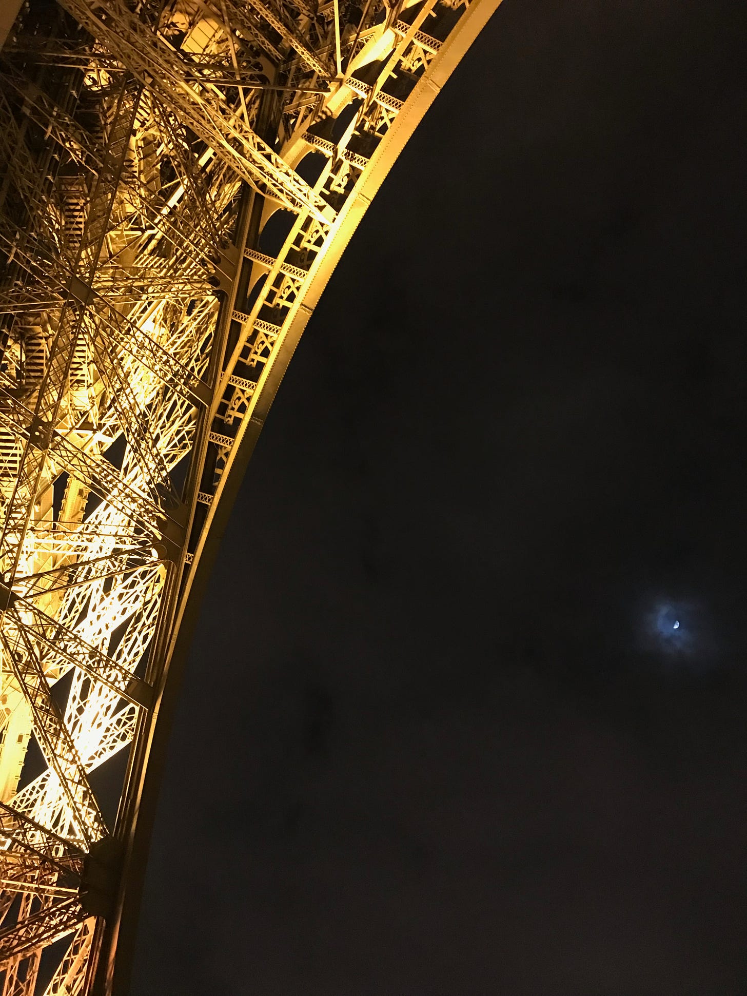 Torre Eiffel con luna de fondo