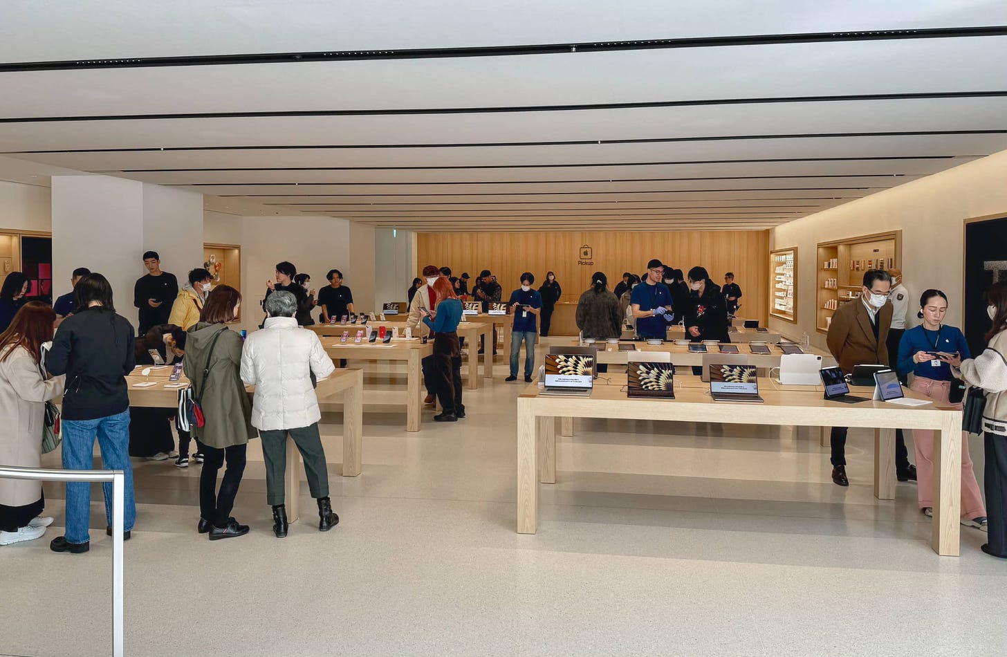 The ground level of Apple Shinsaibashi. The store has been renovated to add Avenues, Apple Pickup, and new finishes.