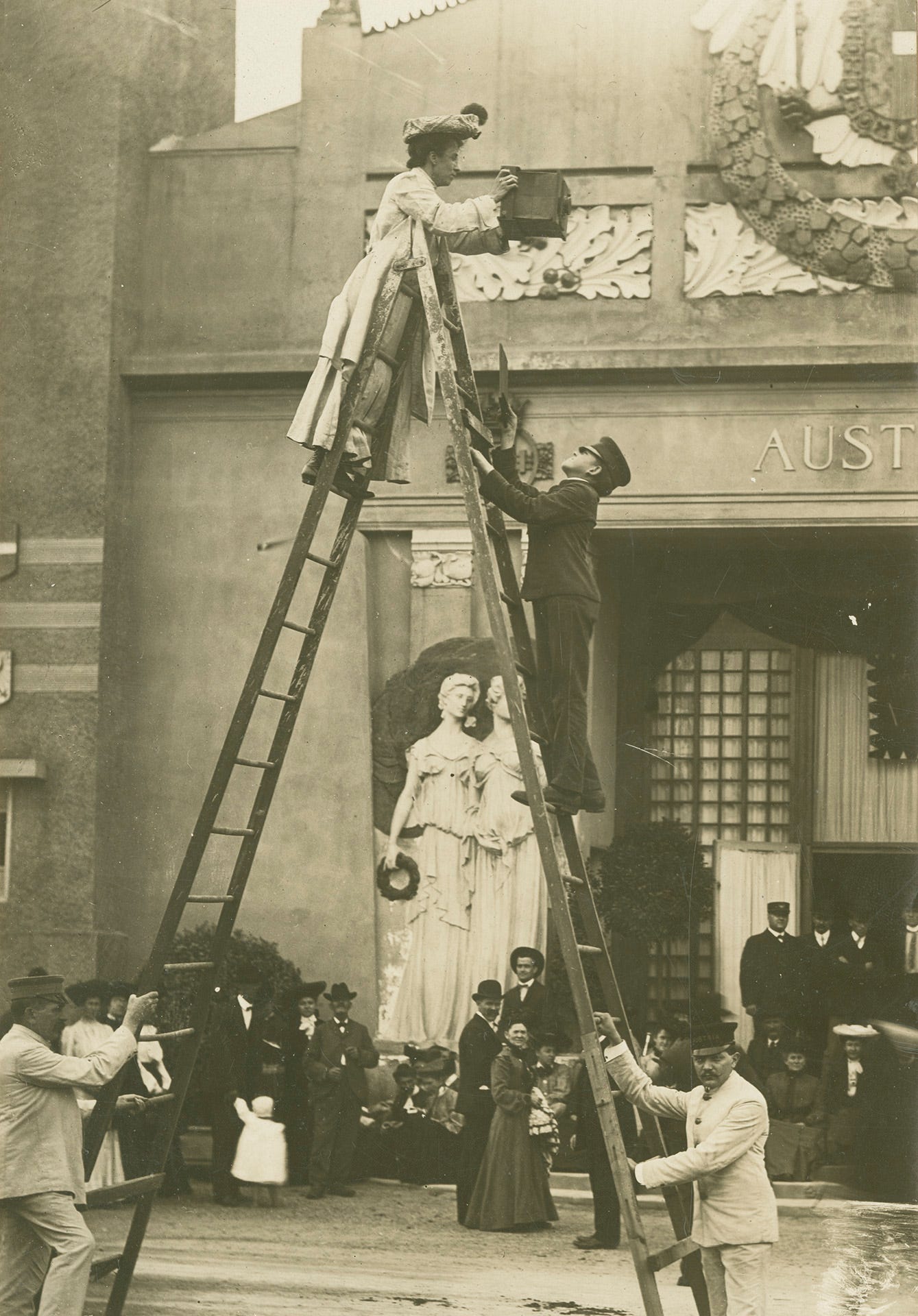 Jessie Tarbox Beals on assignment in  1904, National Gallery of Art Library, Washington, DC.