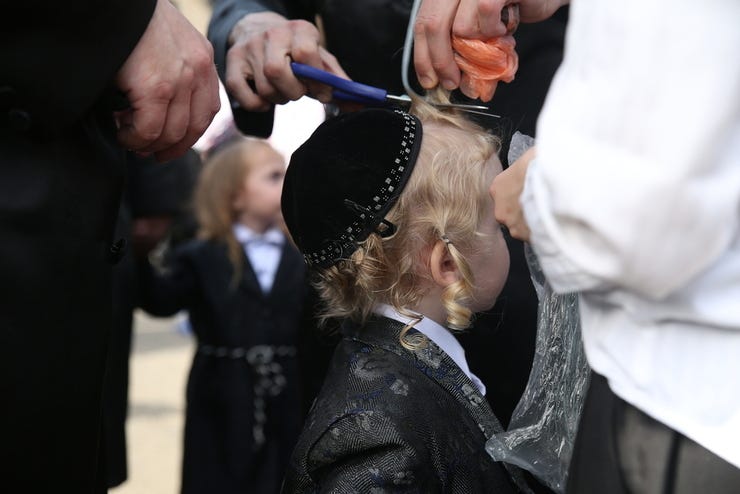 Bei orthodoxen, besonders chassidischen Juden erhalten Jungen mit drei Jahren ihren ersten Haarschnitt an Lag BaOmer