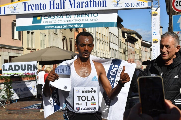 Tamirat Tola infrange il record dell'ora alla Trento Half Marathon 2022 ...