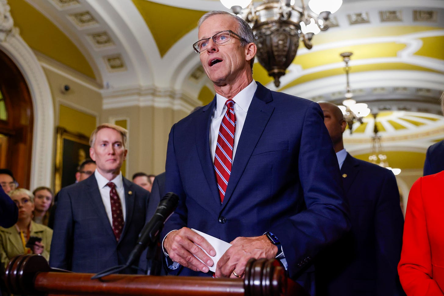 El senador John Thune (c), de Dakota del Sur, habla tras su elección como nuevo líder del Partido Republicano en el Senado de EE.UU., este 13 de noviembre, en Washington. EFE/Shawn Thew