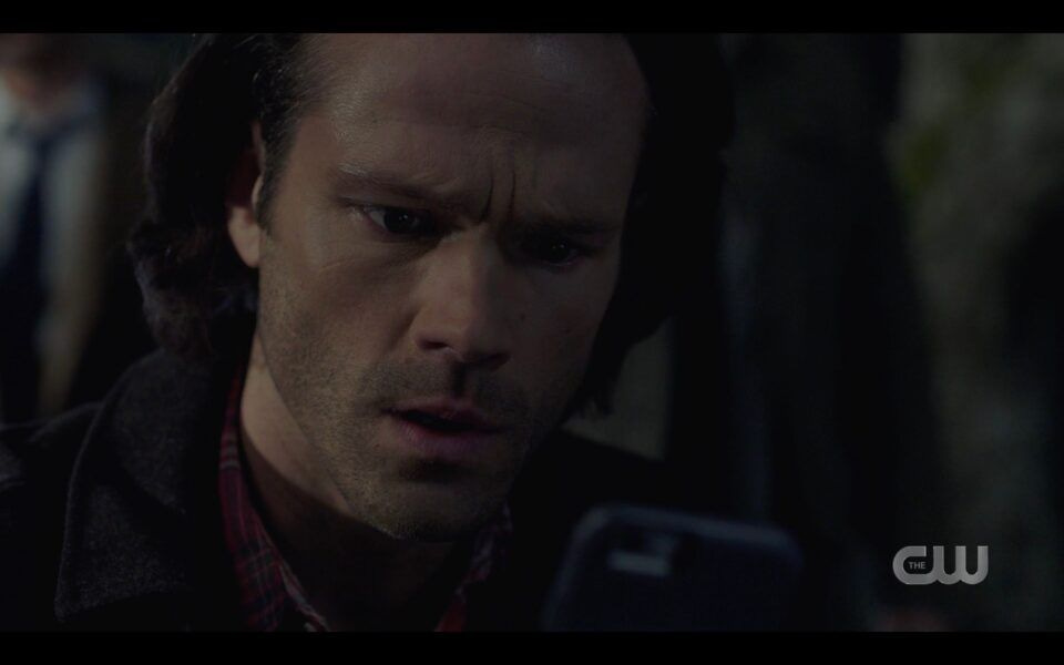 Sam Winchester sees Eileen has texted him Supernatural 1518