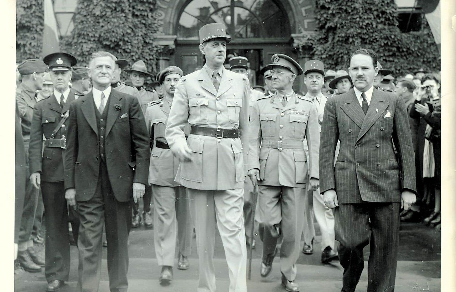 Le général Charles de Gaulle aux côtés du maire de Québec Lucien Borne, à gauche, lors de son passage dans la Vieille Capitale, le 12 juillet 1944